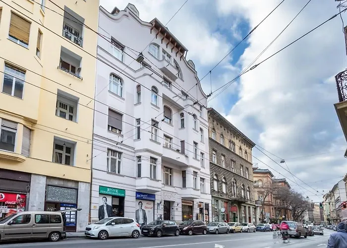 New Spacious & Будапешт